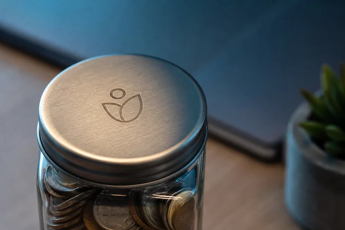 Tarro de vidrio monedas con logotipo minimalista grabado en tapa