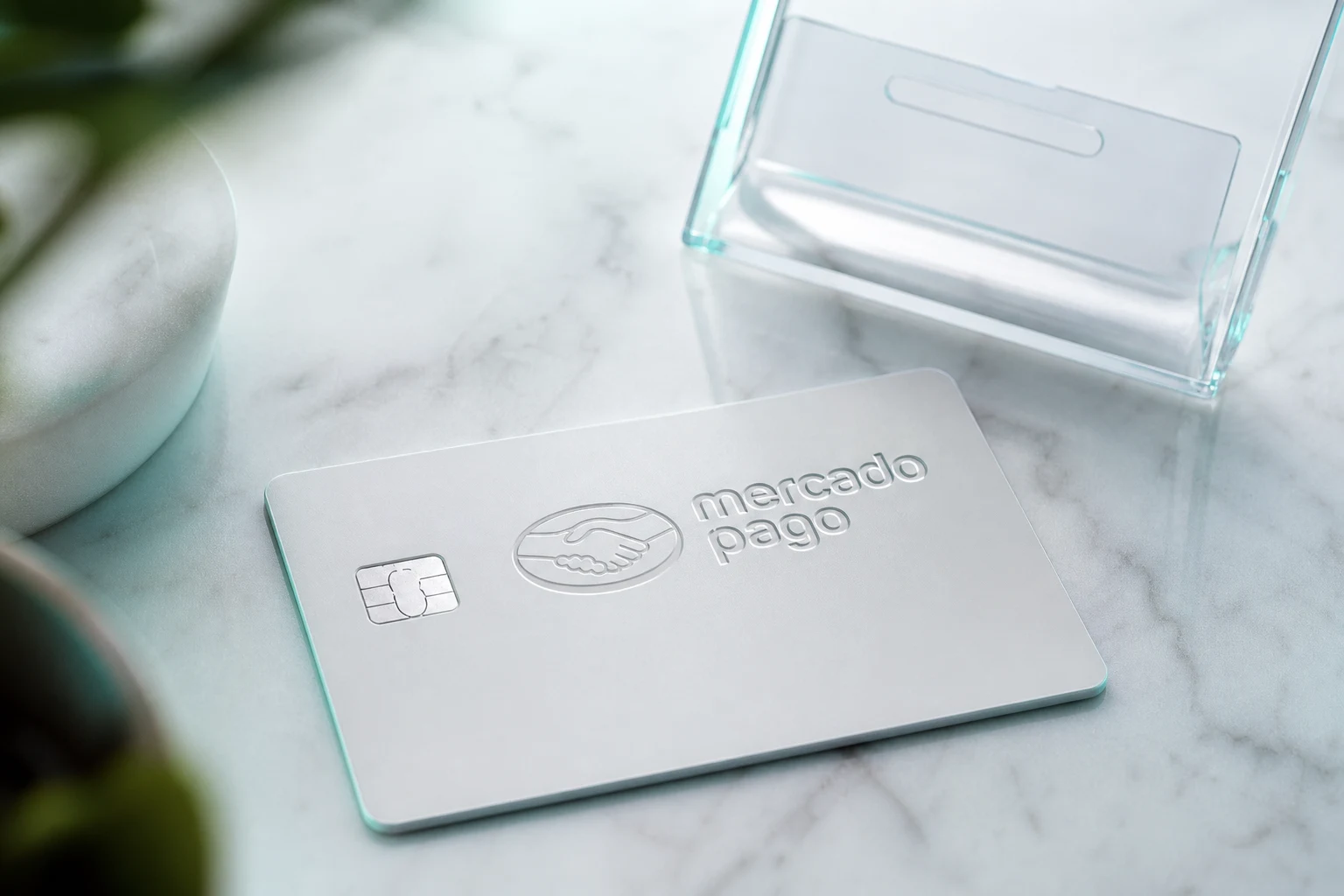 Token de seguridad en tarjeta con logo Mercado Pago mesa